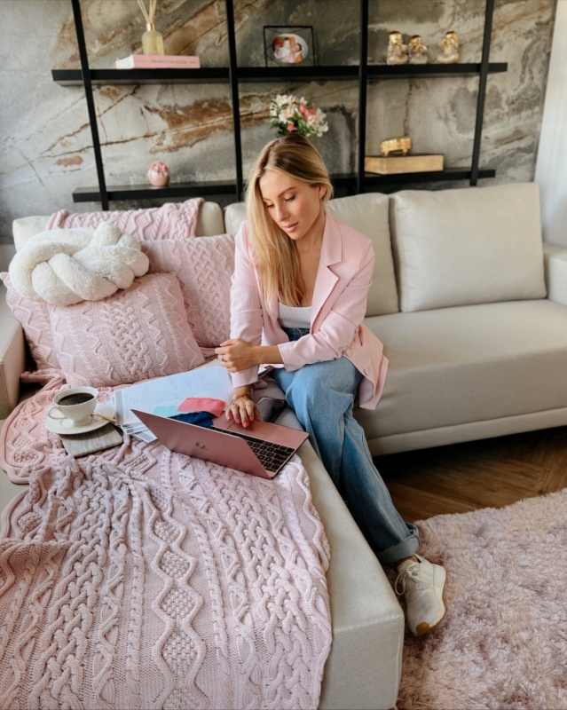 A ca&ccedil;ula Mariana Carlos, de 19 anos, assumiu o controle do empreendimento Foto: RAFAEL FOSS&Aacute;/ARQUIVO PESSOAL/JC