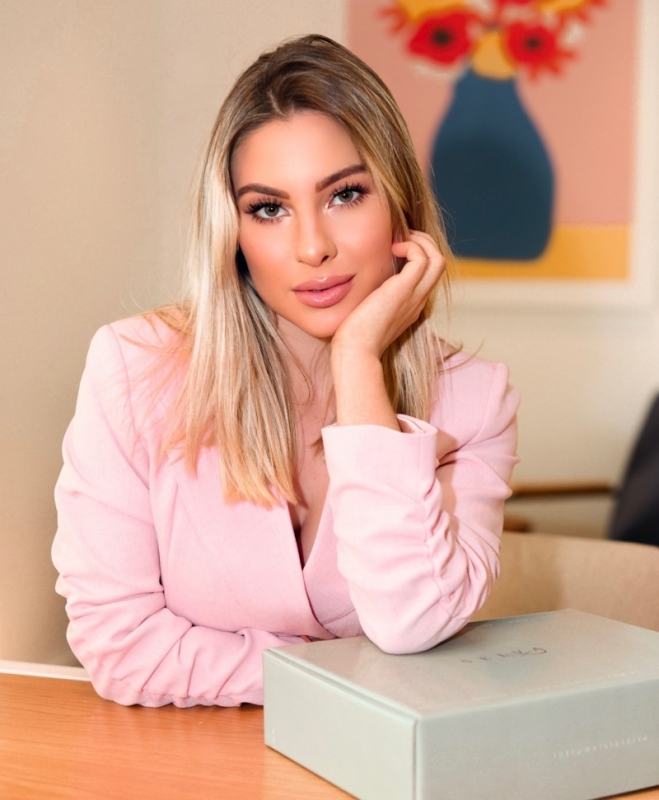 A ca&ccedil;ula Mariana Carlos, de 19 anos, assumiu o controle do empreendimento Foto: RAFAEL FOSS&Aacute;/ARQUIVO PESSOAL/JC