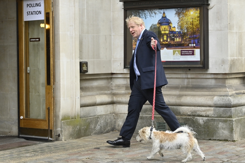 Boris Johnson foi às urnas na quinta (5) acompanhando de Dilyn, seu cachorro