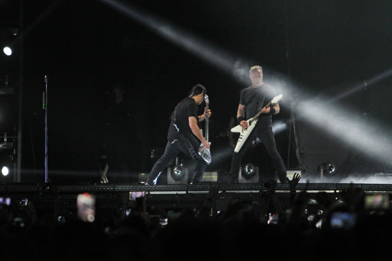 James Hetfield (dir) parecia o mais empolgado dos músicos em cima do palco