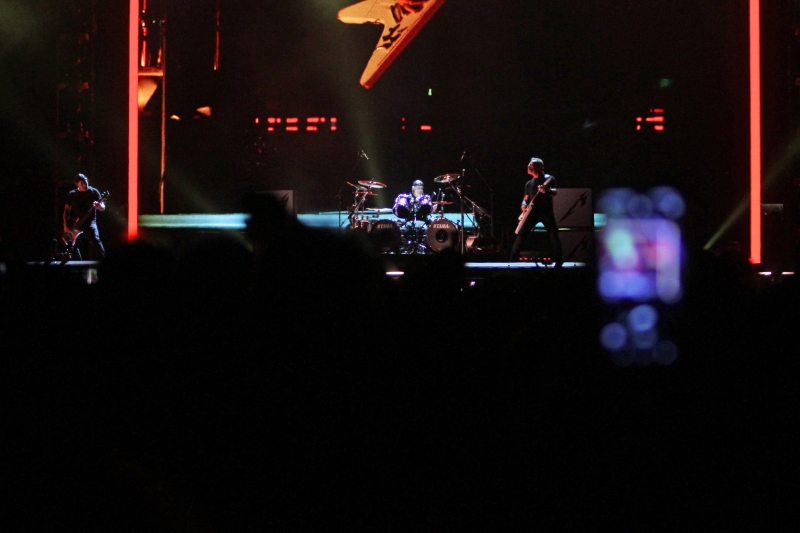 Fãs registraram em seus celulares todos os movimentos da banda no palco