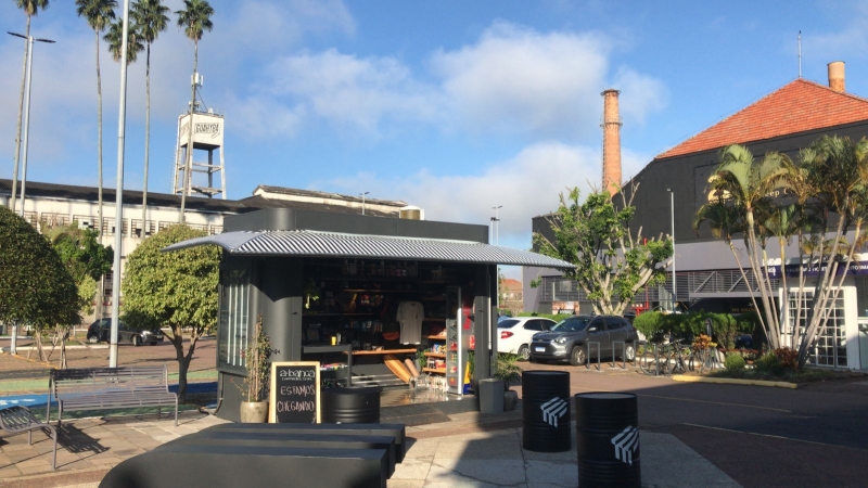 Banca que estava fechada na avenida Azenha foi ressignificada e virou conveniência no DC