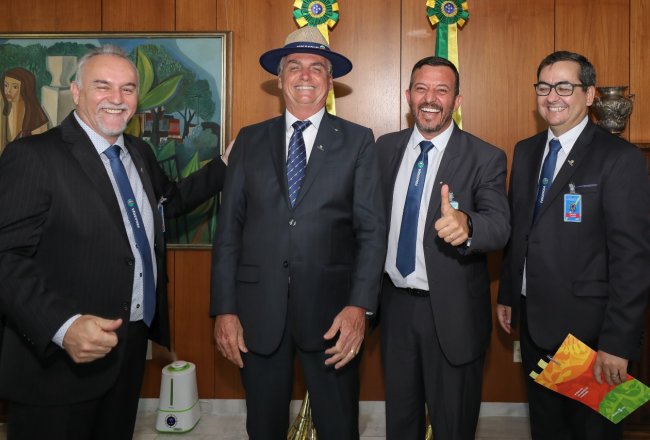 Bolsonaro Visita Fenasoja E Faz Motociata Em Santa Rosa
