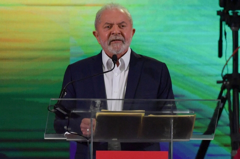"A gente dá botinada, a gente pisa no pé, chuta a canela, mas a gente continua sendo civilizado e continua conversando", disse Lula