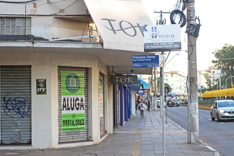 Ponto na esquina da rua Francisco Ferrer é um dos que estão desocupados atualmente na avenida Protásio Alves