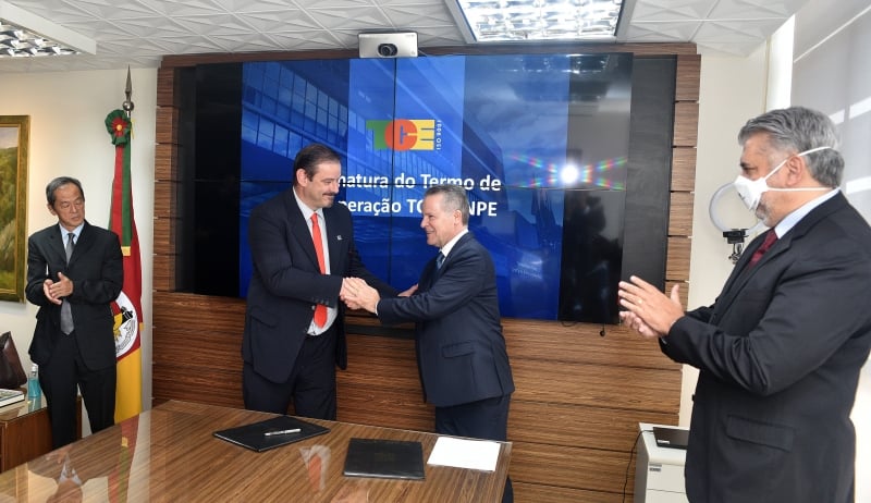 Presidente do Tribunal de Contas, Alexandre Postal (d), assina acordo com diretor do Inpe, Clézio Marcos De Nardin 