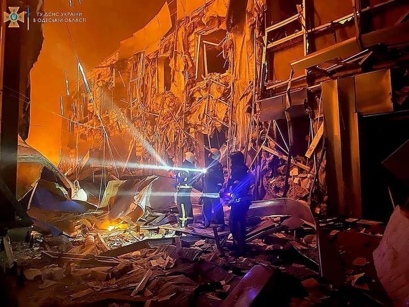 Imagens feitas na noite de segunda-feira mostraram um prédio em chamas e detritos em Odessa, a terceira maior cidade do país