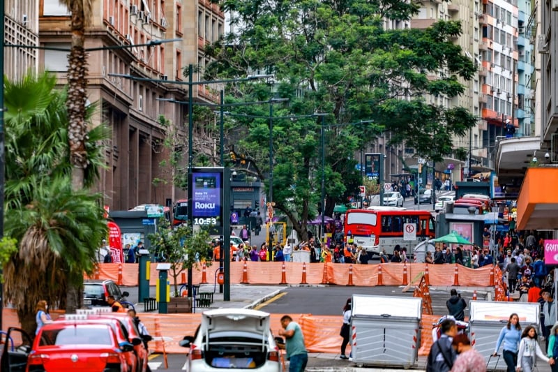 Área destinada a estacionamento da avenida Borges de Medeiros já está cercada para obras