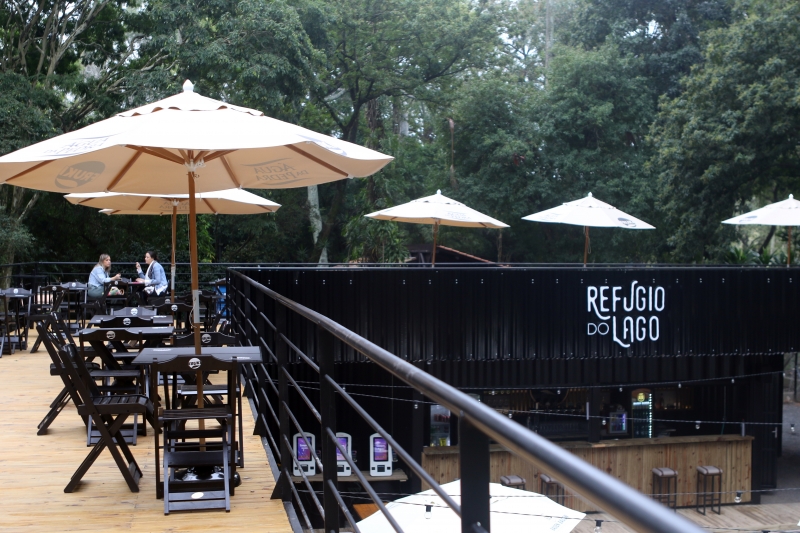 Local, entre o espelho d'água e o lago da Redenção, tem cinco operações de gastronomia e um bar