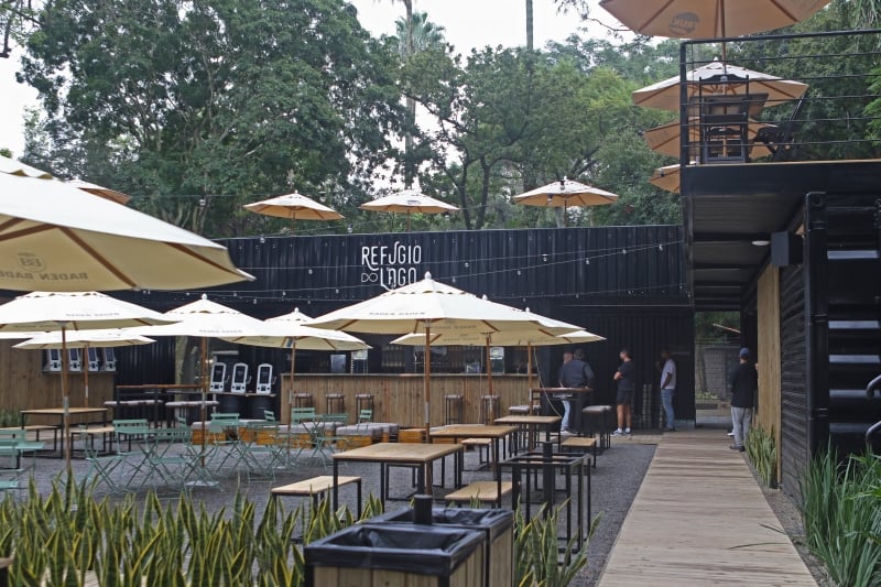 {'nm_midia_inter_thumb1':'https://www.jornaldocomercio.com/_midias/jpg/2022/05/10/206x137/1_lp_100522___refugio_do_lago__5_-9625700.jpg', 'id_midia_tipo':'2', 'id_tetag_galer':'', 'id_midia':'627a860e2b164', 'cd_midia':9625700, 'ds_midia_link': 'https://www.jornaldocomercio.com/_midias/jpg/2022/05/10/lp_100522___refugio_do_lago__5_-9625700.jpg', 'ds_midia': 'Fotos do Refúgio do Lago, complexo gastronômico e de lazer na Redenção. ', 'ds_midia_credi': 'LUIZA PRADO/JC', 'ds_midia_titlo': 'Fotos do Refúgio do Lago, complexo gastronômico e de lazer na Redenção. ', 'cd_tetag': '1', 'cd_midia_w': '800', 'cd_midia_h': '533', 'align': 'Left'}