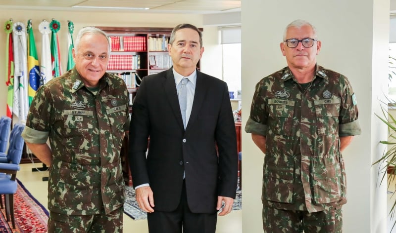 Generais Stumpf (e) e Soares (d) estiveram com o presidente do TRF4, desembargador Valle Pereira 