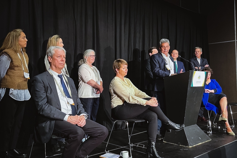 {'nm_midia_inter_thumb1':'https://www.jornaldocomercio.com/_midias/jpg/2022/05/12/206x137/1_20220512_cesar_lopes_gp_suecia_6_3-9628544.jpg', 'id_midia_tipo':'2', 'id_tetag_galer':'', 'id_midia':'627d46aab00d9', 'cd_midia':9628544, 'ds_midia_link': 'https://www.jornaldocomercio.com/_midias/jpg/2022/05/12/20220512_cesar_lopes_gp_suecia_6_3-9628544.jpg', 'ds_midia': 'No Congresso Mundial do ICLEI (Governos Locais para a Sustentabilidade), na Su&eacute;cia, o prefeito Sebasti&atilde;o Melo anunciou edital para contrata&ccedil;&atilde;o de consultoria que desenvolver&aacute; o Plano de A&ccedil;&atilde;o Clim&aacute;tica de Porto Alegre. ', 'ds_midia_credi': 'Luiz Ot&aacute;vio Prates/ PMPA/Divulga&ccedil;&atilde;o/JC', 'ds_midia_titlo': 'No Congresso Mundial do ICLEI (Governos Locais para a Sustentabilidade), na Su&eacute;cia, o prefeito Sebasti&atilde;o Melo anunciou edital para contrata&ccedil;&atilde;o de consultoria que desenvolver&aacute; o Plano de A&ccedil;&atilde;o Clim&aacute;tica de Porto Alegre. ', 'cd_tetag': '1', 'cd_midia_w': '800', 'cd_midia_h': '533', 'align': 'Left'}