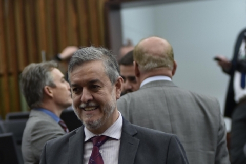 O secretário de Desenvolvimento Econômico, deputado estadual Edson Brum, retornou à Assembleia por um dia para protocolar a proposta com o colega Carlos Búrigo.