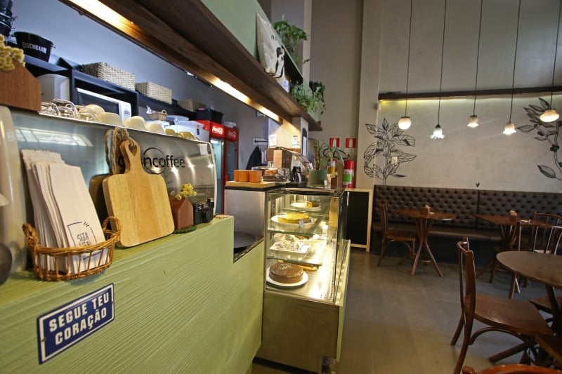 O neg&oacute;cio funciona na primeira sede do Caf&eacute; Rep&uacute;blica  Foto: LUIZA PRADO/JC