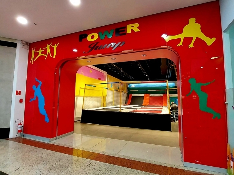 Plush World tem gruas de pelúcia para venda e para diversão do público 