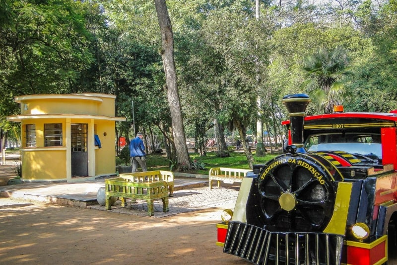 {'nm_midia_inter_thumb1':'https://www.jornaldocomercio.com/_midias/jpg/2022/05/13/206x137/1_dsc08294-9630459.jpg', 'id_midia_tipo':'2', 'id_tetag_galer':'', 'id_midia':'627ec5becd530', 'cd_midia':9630459, 'ds_midia_link': 'https://www.jornaldocomercio.com/_midias/jpg/2022/05/13/dsc08294-9630459.jpg', 'ds_midia': 'Porto Alegre, RS 13/5/2022: Amanhã, 14, volta a funcionar o famoso trenzinho do Parque Farroupilha (Redenção). O retorno da atividade se soma às outras atrações que a Secretaria Municipal do Meio Ambiente, Urbanismo e Sustentabilidade (Smamus) vem trabalhando para devolver ao parque. O ponto de saída para os passeios de trem é o antigo prédio do postinho,  próximo ao espelho d?água, onde funciona a  bilheteria. Em torno do prédio, tombado pelo patrimônio histórico, foram colocados vasos e plantas, ornamentando o local. Foto: Sérgio Louruz/SMAMUS PMPA', 'ds_midia_credi': 'Sérgio Louruz/SMAMUS PMPA/ Divulgação/JC', 'ds_midia_titlo': 'Porto Alegre, RS 13/5/2022: Amanhã, 14, volta a funcionar o famoso trenzinho do Parque Farroupilha (Redenção). O retorno da atividade se soma às outras atrações que a Secretaria Municipal do Meio Ambiente, Urbanismo e Sustentabilidade (Smamus) vem trabalhando para devolver ao parque. O ponto de saída para os passeios de trem é o antigo prédio do postinho,  próximo ao espelho d?água, onde funciona a  bilheteria. Em torno do prédio, tombado pelo patrimônio histórico, foram colocados vasos e plantas, ornamentando o local. Foto: Sérgio Louruz/SMAMUS PMPA', 'cd_tetag': '1', 'cd_midia_w': '800', 'cd_midia_h': '533', 'align': 'Left'}