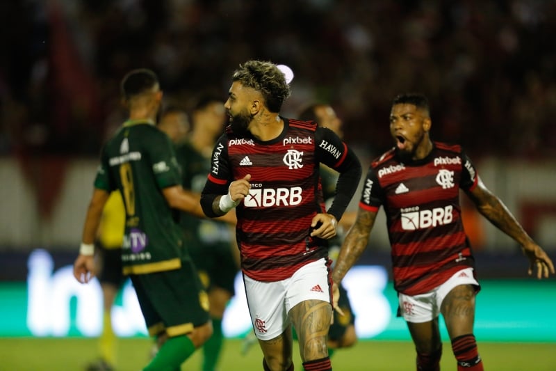 Clubes como o Flamengo farão nove jogos no mês de maio - três jogos por dia
