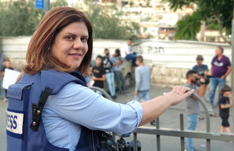 Repórter veterana da TV Al Jazeera foi morta a tiros quando cobria uma operação militar israelense