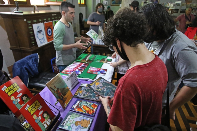 Os estudantes de design gráfico Kelvin Araujo (esq.) e Rafael Freitas (dir.) prestigiaram o evento