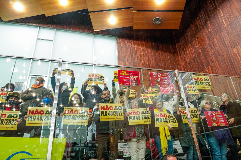 {'nm_midia_inter_thumb1':'https://www.jornaldocomercio.com/_midias/jpg/2022/05/17/206x137/1_al2-9633419.jpg', 'id_midia_tipo':'2', 'id_tetag_galer':'', 'id_midia':'6283fe3c6ae46', 'cd_midia':9633419, 'ds_midia_link': 'https://www.jornaldocomercio.com/_midias/jpg/2022/05/17/al2-9633419.jpg', 'ds_midia': 'Servidores p&uacute;blicos estaduais ocuparam as galerias em protesto contra a vota&ccedil;&atilde;o', 'ds_midia_credi': 'Joaquim Moura/ALRS/Divulga&ccedil;&atilde;o/JC', 'ds_midia_titlo': 'Servidores p&uacute;blicos estaduais ocuparam as galerias em protesto contra a vota&ccedil;&atilde;o', 'cd_tetag': '1', 'cd_midia_w': '800', 'cd_midia_h': '533', 'align': 'Left'}