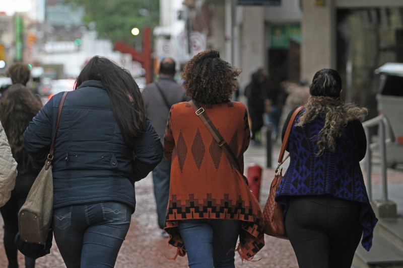 Sistema de baixa pressão no mar deixa o tempo ventoso e favorece períodos de nebulosidade