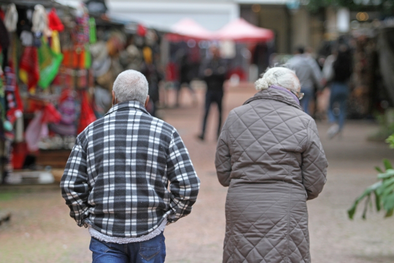 Há uma chance pequena de chuva ou chuviscos isolados ao longo do dia