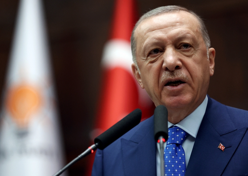 Presidente turco afirma que os países não devem esperar que a Turquia aprove seu pedido de adesão à Otan sem a devolução de "terroristas" curdos que teriam se refugiado no país