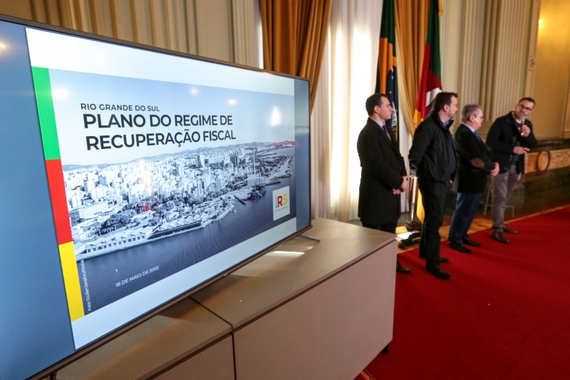 Secretário da Fazenda, Cardoso (d) estimou homologação presidencial do plano ao longo do mês de junho