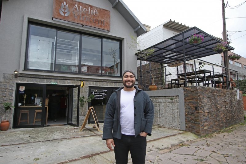 Matheus, do Ateliê Vincent, abriu há quatro anos na Pereira Passos e agora está na Copacabana  Foto: LUIZA PRADO/JC