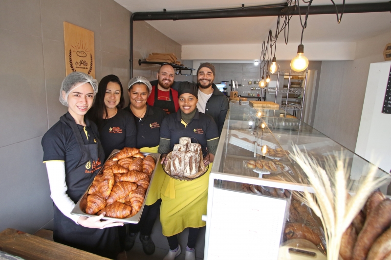 Produção do especial de bairros do GE no bairro Tristeza
Na foto: Matheus Vimieiro e equipe do Ateliê Vincent Foto: LUIZA PRADO/JC