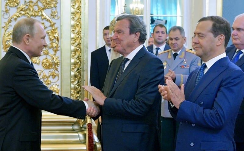 Ex-premi� Gerhard Schroeder (1998 - 2005) se nega a romper v�nculos com o governo Putin
