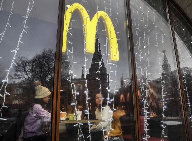 Restaurantes com a marca McDonald's começaram a ser desmontados na Rússia nesta semana