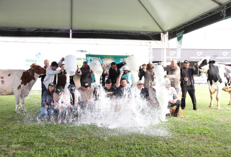 Criadores vencedores receberam o tradicional Banho de Leite na feira
