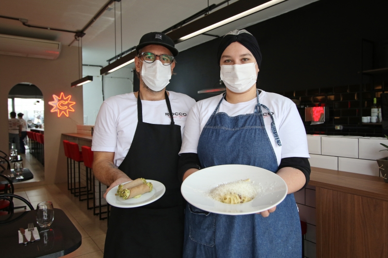 Fotos do Rocco Tratoria, restaurante italiano vegano que abriu no Bom Fim.
Na foto: Carlos Augusto Pakulski e Camila Langbeck Foto: LUIZA PRADO/JC