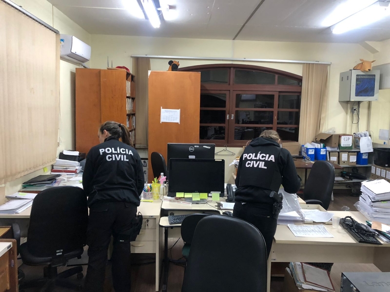 {'nm_midia_inter_thumb1':'https://www.jornaldocomercio.com/_midias/jpg/2022/05/19/206x137/1_whatsapp_image_2022_05_19_at_08_22_25-9635858.jpeg', 'id_midia_tipo':'2', 'id_tetag_galer':'', 'id_midia':'628630604fd75', 'cd_midia':9635858, 'ds_midia_link': 'https://www.jornaldocomercio.com/_midias/jpg/2022/05/19/whatsapp_image_2022_05_19_at_08_22_25-9635858.jpeg', 'ds_midia': 'Deflagrada 8&deg; Fase da Opera&ccedil;&atilde;o Caritas - Pol&iacute;cia Civil - Canela', 'ds_midia_credi': 'POL&Iacute;CIA CIVIL/DIVULGA&Ccedil;&Atilde;O/JC', 'ds_midia_titlo': 'Deflagrada 8&deg; Fase da Opera&ccedil;&atilde;o Caritas - Pol&iacute;cia Civil - Canela', 'cd_tetag': '1', 'cd_midia_w': '800', 'cd_midia_h': '600', 'align': 'Left'}