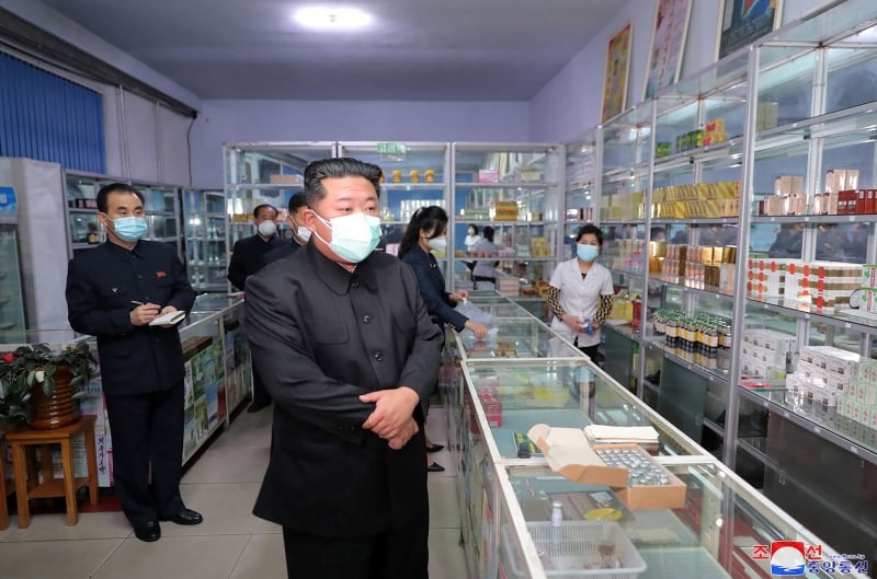 Kim Jong-un visitou recentemente uma farm�cia e lamentou a demora na entrega de rem�dios