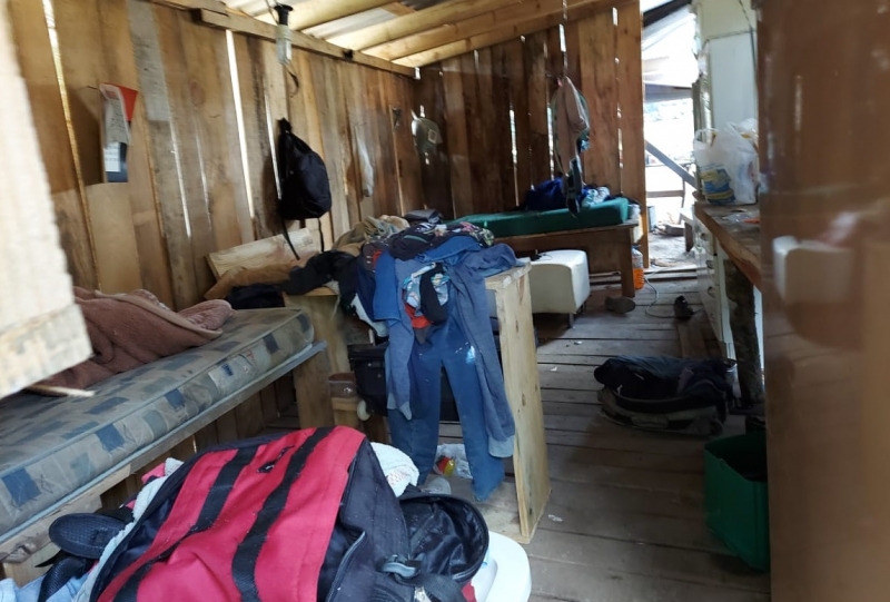 Alojamento onde o grupo era mantido estava em condições precárias