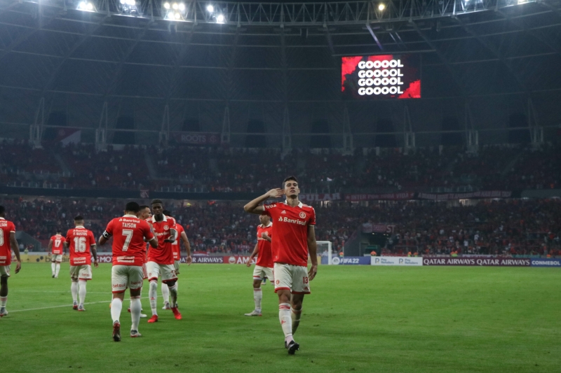Rodrigo Dourado, autor de um hat-trick, foi o nome da noite, garantindo a goleada colorada
