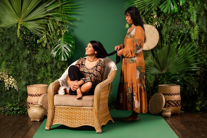 Wanessa (em pé) fez os desenhos inspirados em elementos de povos como de Luana Kaigang