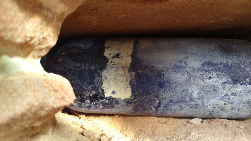Garrafa encontrada na parede da Comunidade do Matiel no início de abril