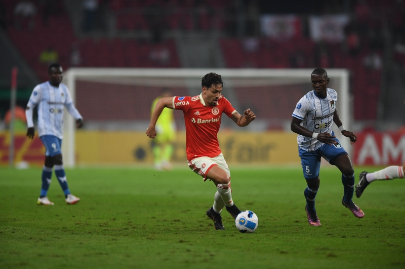 Com uma entorse no joelho esquerdo, Maurício foi substituído ainda na etapa inicial 