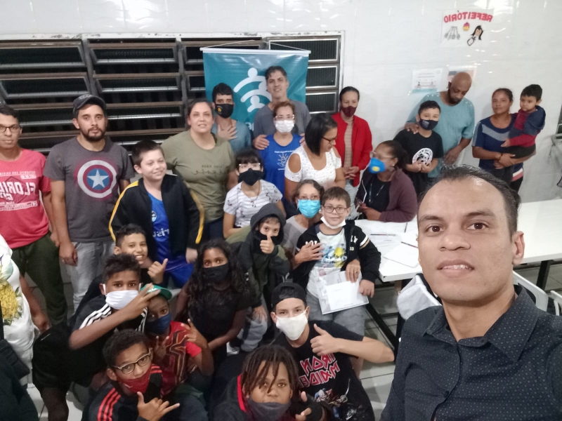 Oliveira (d) foi orientador nas oficinas na Restinga e disse que a experiência foi transformadora