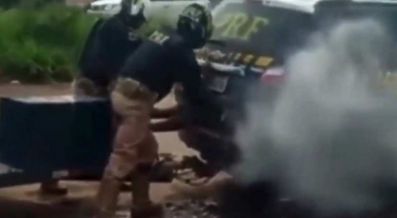 Segundo testemunhas, uma bomba de gás de pimenta foi jogada no interior do veículo