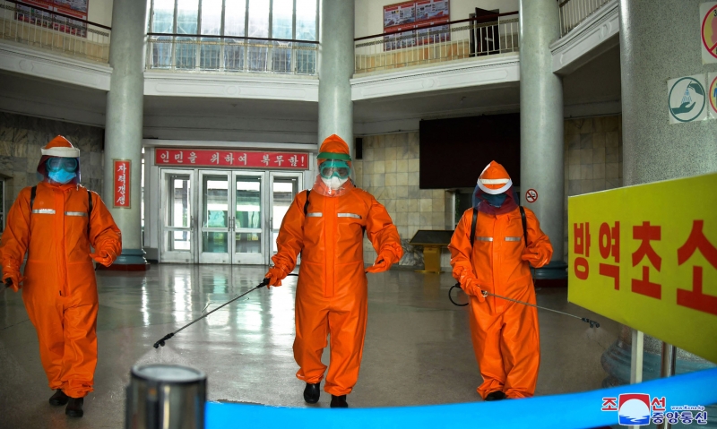 Trabalhadores norte-coreanos definfetam áreas públicas