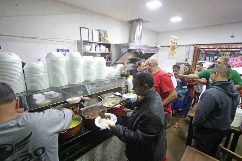 Alexandre &eacute; o anfitri&atilde;o e est&aacute; sempre correndo para ver se os clientes est&atilde;o bem servidos ou precisam de algo Foto: LUIZA PRADO/JC