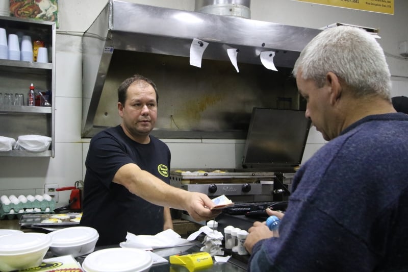 O cardápio tem preços baixos a fim de manter o fluxo de clientes Foto: LUIZA PRADO/JC