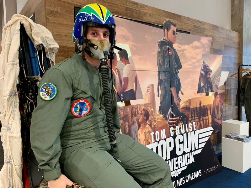 Fãs podem vestir macacão, capacete e até se acomodar em assento de jato da Força Aérea