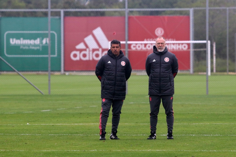 Técnico Mano Menezes não conseguiu trabalhar com os atletas na manhã desta quarta-feira