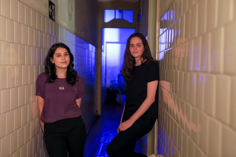 Bruna e Amanda empreendem juntas desde 2019 com a KSA, que foca na inclus&atilde;o na rua Duque de Caxias Foto: VINI DALLA ROSA/DIVULGA&Ccedil;&Atilde;O/JC