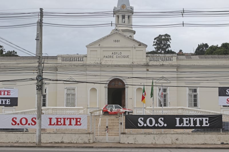 Fachada do Asilo está com várias faixas pedindo doação de leite